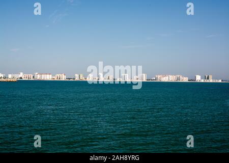 Vista panoramica dal Oceano Atlantico sulla parte moderna di El Puerto de Santa Maria, Andalusia, Spagna Foto Stock