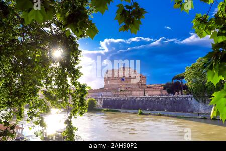 Castel Sant'Angelo si trova sul fiume Tevere a Roma, Italia. Foto Stock