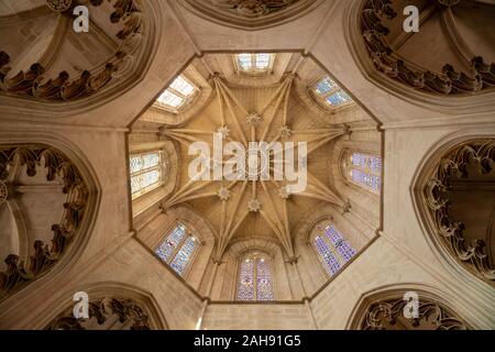 Leiria, Portogallo - 20 August 2019: soffitto e la cupola della struttura gotica del Monastero di Batalha vicino a Leiria in Portogallo Foto Stock