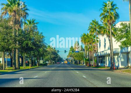Broadway Avenue, la strada principale che attraversa il Galveston, Texas Foto Stock