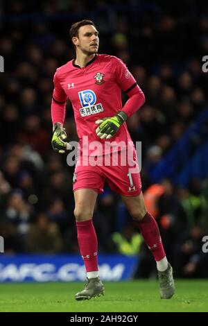 Londra, Inghilterra - Dicembre 26th Southampton il portiere Alex McCarthy durante il match di Premier League tra Chelsea e Southampton a Stamford Bridge, Londra giovedì 26 dicembre 2019. (Credit: Leila Coker | MI News ) la fotografia può essere utilizzata solo per il giornale e/o rivista scopi editoriali, è richiesta una licenza per uso commerciale Credito: MI News & Sport /Alamy Live News Foto Stock