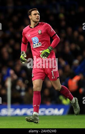 Londra, Inghilterra - Dicembre 26th Southampton il portiere Alex McCarthy durante il match di Premier League tra Chelsea e Southampton a Stamford Bridge, Londra giovedì 26 dicembre 2019. (Credit: Leila Coker | MI News ) la fotografia può essere utilizzata solo per il giornale e/o rivista scopi editoriali, è richiesta una licenza per uso commerciale Credito: MI News & Sport /Alamy Live News Foto Stock