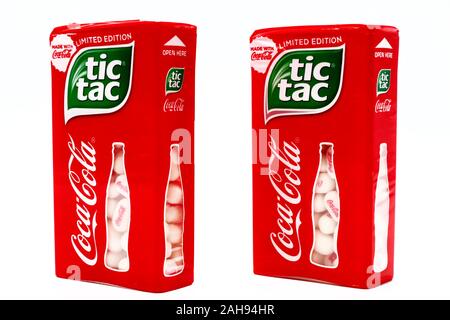 Edizione limitata di TIC TAC fatta con la coca-cola. Tic Tac è un marchio di Ferrero, coca-cola e il contorno bottiglia design sono marchi registrati della Coca-Col Foto Stock