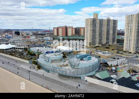 Brooklyn, New York - Marzo 16, 2019: New York Aquarium sulla spiaggia di Coney Island New York City. Foto Stock