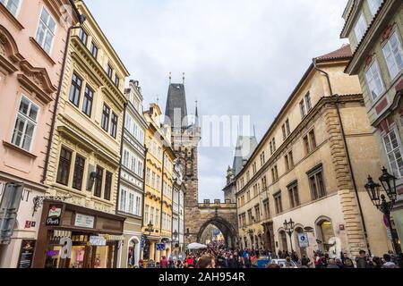 PRAGUE, Repubblica Ceca - 2 Novembre 2019: minor torre del ponte della città di Charles Bridge, chiamato anche malostranska mostecka vez a Praga Repubblica Ceca, surro Foto Stock