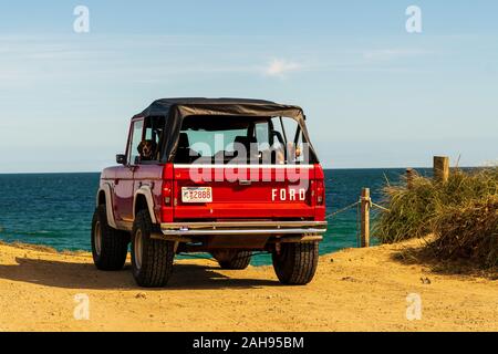 Vintage red Ford Bronco che guarda sul mare in Nantucket, Massachusetts. Foto Stock