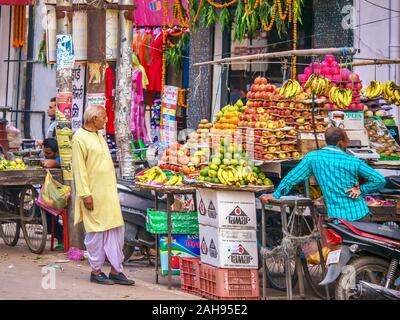 Varanasi, India - nov. 11, 2015. Un display di frutta accuratamente impostato da un fornitore sul lato di una strada trafficata in una zona commerciale di Varanasi. Foto Stock