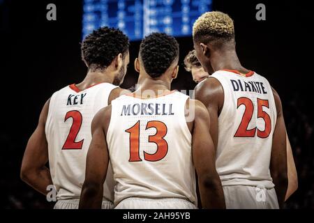 Charlottesville, VA, Stati Uniti d'America. 22 Dic, 2019. Università di Viriginia giocatori durante il NCAA pallacanestro tra l'University of South Carolina Gamecocks e University of Virginia Cavaliers presso la John Paul Jones Arena in Charlottesville, VA. Brian McWaltersCSM/Alamy Live News Foto Stock