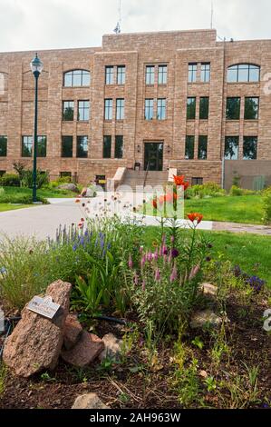 Laramie, Wyoming - Luglio 25, 2014: un giardino fiorito è piantato nella parte posteriore dell'Albany County Courthouse Foto Stock