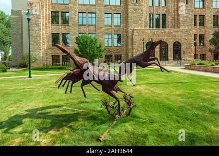 Laramie, Wyoming - Luglio 25, 2014: una scultura in acciaio raffiguranti quattro Pronghorns è visualizzato sui terreni dell'Albany County Courthouse Foto Stock