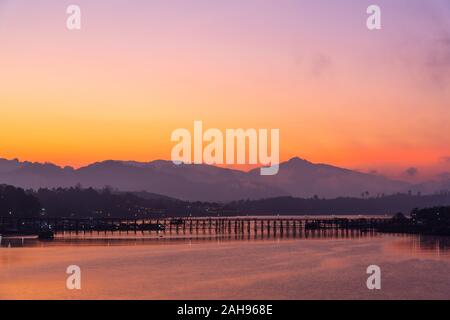 Bellissima vista del Mon ponte di legno in ambiente di nebbia di mattina presto durante il Sunrise in Sangklaburi, Kanchanaburi Thailandia Foto Stock