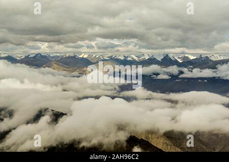 Arial vista della montagna himalayana vicino a Leh dalla finestra di volo , Ladakh, India, Asia Foto Stock