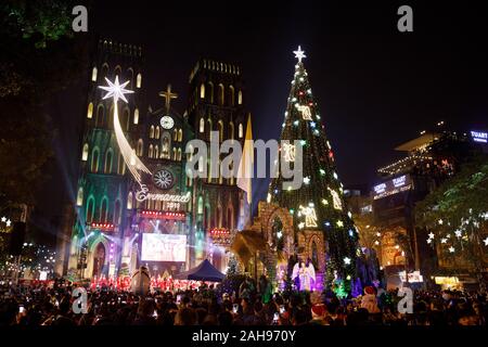 La vigilia di Natale le celebrazioni a St Josephs cattedrale, Hanoi, Vietnam Foto Stock