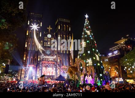 La vigilia di Natale le celebrazioni a St Josephs cattedrale, Hanoi, Vietnam Foto Stock