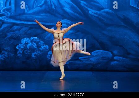 Malaga, Spagna. Il 26 dicembre, 2019. Una ballerina di San Pietroburgo esegue sul palco durante il primo atto di una scena da il Lago dei Cigni di balletto al Teatro Cervantes. Il balletto classico di San Pietroburgo in scena dal coreografo Andrei Batalov è la più alta espressione culturale di danza russa ed è venuto alla città di Malaga come parte della danza stagione 2019-2020. Credito: SOPA Immagini limitata/Alamy Live News Foto Stock