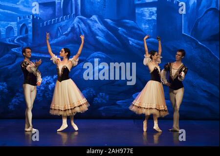 Malaga, Spagna. Il 26 dicembre, 2019. Ballerini di San Pietroburgo eseguire sul palco durante il primo atto di una scena da il Lago dei Cigni di balletto al Teatro Cervantes. Il balletto classico di San Pietroburgo in scena dal coreografo Andrei Batalov è la più alta espressione culturale di danza russa ed è venuto alla città di Malaga come parte della danza stagione 2019-2020. Credito: SOPA Immagini limitata/Alamy Live News Foto Stock