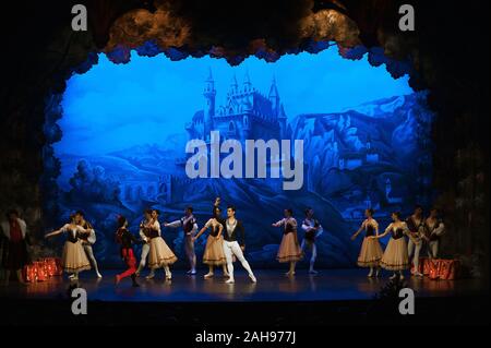 Malaga, Spagna. Il 26 dicembre, 2019. Ballerini di San Pietroburgo eseguire sul palco durante il primo atto di una scena da il Lago dei Cigni di balletto al Teatro Cervantes. Il balletto classico di San Pietroburgo in scena dal coreografo Andrei Batalov è la più alta espressione culturale di danza russa ed è venuto alla città di Malaga come parte della danza stagione 2019-2020. Credito: SOPA Immagini limitata/Alamy Live News Foto Stock