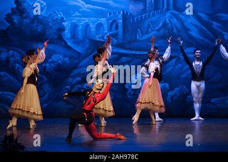 Malaga, Spagna. Il 26 dicembre, 2019. Ballerini di San Pietroburgo eseguire sul palco durante il primo atto di una scena da il Lago dei Cigni di balletto al Teatro Cervantes. Il balletto classico di San Pietroburgo in scena dal coreografo Andrei Batalov è la più alta espressione culturale di danza russa ed è venuto alla città di Malaga come parte della danza stagione 2019-2020. Credito: SOPA Immagini limitata/Alamy Live News Foto Stock