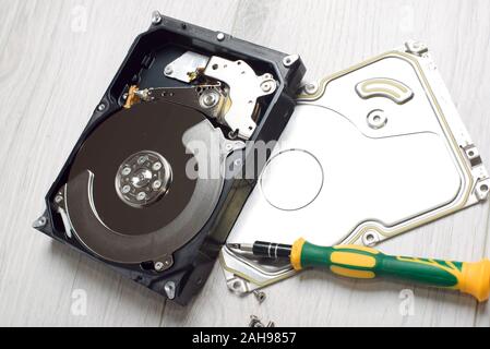 I componenti interni del computer il disco rigido. La riparazione e la manutenzione di dischi rigidi. Eseguire il lavoro nel servizio. Foto Stock