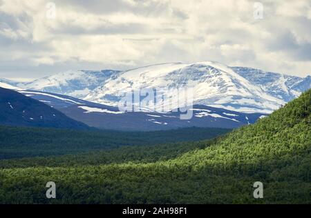 Mointains in Norvegia visto da di Kilpisjärvi, Finlandia. Vette innevate su un parzialmente cloudu giorno d'estate. Foto Stock