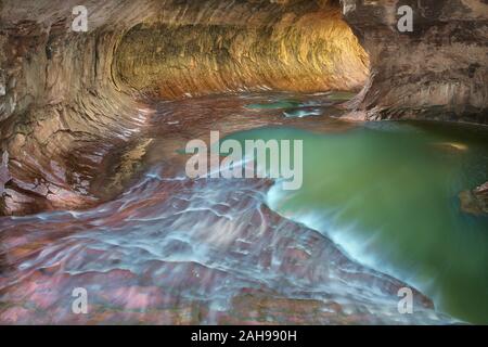 Cascata in pendenza e la piscina dentro la metropolitana, Parco Nazionale Zion, Utah Foto Stock