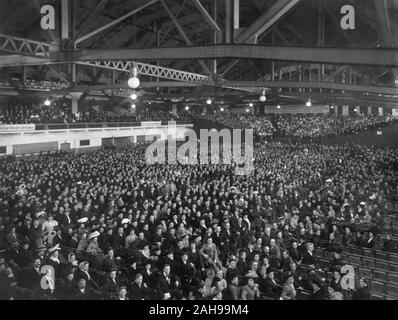 Gipsy Smith risveglio evangelistico riunione presso il 7° Reggimento Armory a Chicago, Illinois, il 13 ottobre 1909. Foto Stock
