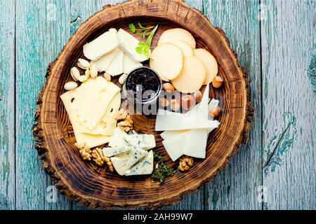 Delizioso formaggio sul tavolo in legno.diversi tipi di formaggi Foto Stock