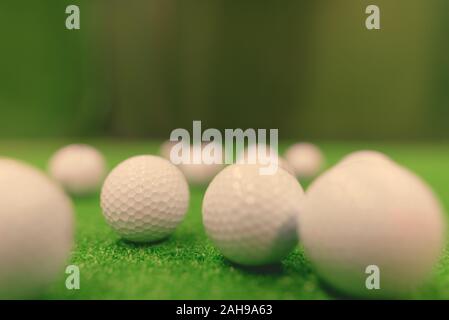 Ritratto di palline da golf sulla superficie verde Foto Stock