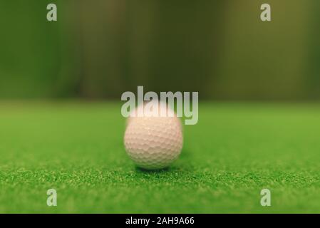 Ritratto di palline da golf sulla superficie verde Foto Stock