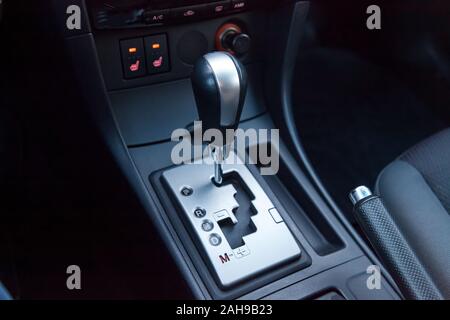 Cambio automatico la manopola nell'abitacolo in nero per la guida e di accelerazione. Immagine astratta di alta velocità. Foto Stock