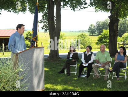 Presidente, Tri-County Conewago spartiacque Association e direttore, inferiore iniziativa Susquehanna, della Penn State University Matt Royer parla della collaborazione di partner locali in Chesapeake spartiacque progetto tenutasi presso la fattoria Eby-Patterson di Hershey, PA, Venerdì, 18 giugno 2010. (Seduto alla sinistra delle risorse naturali e la conservazione dello stato del servizio Conservazionista Denise Coleman, agricoltura Vice Segretario Kathleen Merrigan, U. S. Congressman (PA del XVII quartiere) Tim Holden, e dipartimento interno Vice Assistente Segretario per l acqua e la scienza Deanna Archuleta) Foto Stock