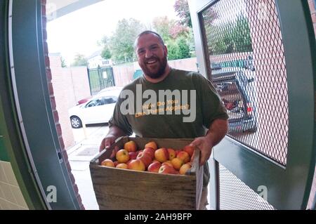 La Bigg Riggs Farm proprietario Calvin Riggleman portato tre varietà di mele in diverse casse di Nottingham Scuola Elementare di Arlington, VA, per una scuola nazionale pranzo settimana evento su Mercoledì, 12 ottobre 2011. Gli agricoltori di Bigg Riggs Farm in Hampshire County, WV, e acero Avenue Market Farm in Vienna, VA erano molto popolari con gli studenti. Oggi il menu inclusi pollo arrosto, arrosti di zucca con mirtilli rossi secchi, azienda mista fresca insalata di lattuga, Turchia avvolge, pita cunei, hot muffin, carote, asiatici pere e altro ancora. Foto Stock