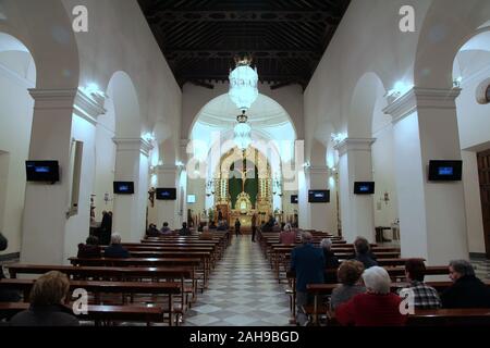 Il XVII secolo la Chiesa di El Salvador presso la struttura Plaza Cavana e Paseo del Balcón de Europa in Nerja spagna Foto Stock