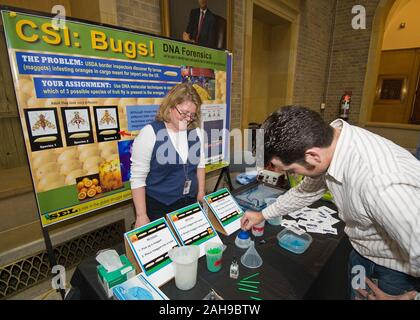 Sonja Scheffer, biologo molecolare (sinistra), invasivo biocontrollo di insetto e il comportamento di Laboratorio, Beltsville Agricultural Research Center orologi come Matt Buffington (destra) mescola una soluzione da larve di insetti per determinare il DNA dell'insetto per identificare la specie di insetto. Invasiva biocontrollo di insetti e di laboratorio il comportamento impostato il protocollo per gli insetti che sono difficili da identificare. Il protocollo è la prima linea di difesa contro invasiva specie di insetti e topi. I laboratori presentano era parte del letto Bugs...cioccolato...e al di là di evento presso il Reparto di Stati Uniti dell'agricoltura, Foto Stock