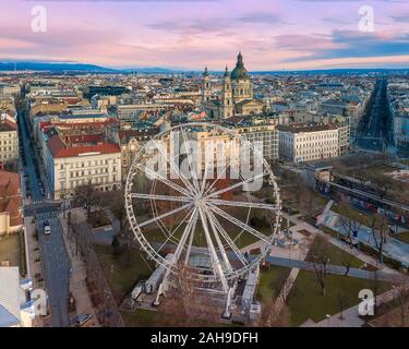 Ruota panoramica Ferris in Ungheria Budapest. Erzsebet Square, St Stephen Basilica, via Andrassy. Occhio di Budapest Foto Stock