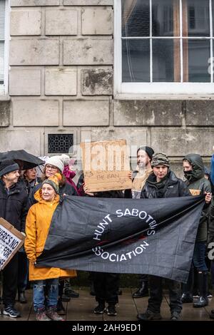 I manifestanti di suoneria su Lewes High Street, Lewes, East Sussex, Regno Unito, sul Boxing Day 25 Dic 2019 Foto Stock