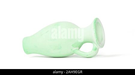 Piccola anfora isolato su uno sfondo bianco Foto Stock