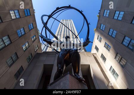 Atlas statua che si trova nella parte anteriore del Rockefeller Center building in Manhattan, nella grande città di New York Foto Stock