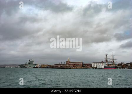 Vista panoramica del porto di Portsmouth nel Hampshire, Regno Unito Foto Stock