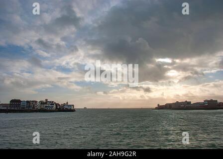 Vista panoramica del porto di Portsmouth nel Hampshire, Regno Unito Foto Stock