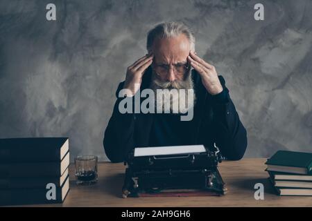 Ritratto di sua egli bella attraente barbuto sopraffatto grey-haired creative professional publisher che soffrono dolore attacco sindrome sintomo oltre Foto Stock