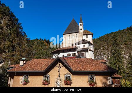 Il Santuario di San Romedio (1000-1918). Santuario dedicato al santo eremita Romedio dal IV secolo, Sanzeno, provincia di Trento, Trentino Alto Adige Foto Stock