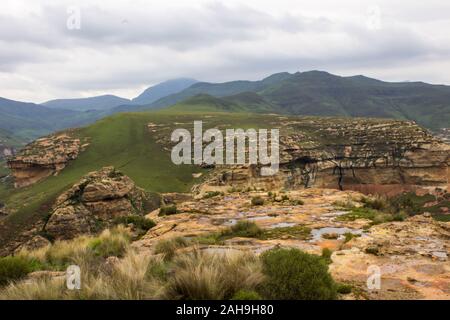 Una vista dalla sentinella, affioranti in Golden Gate National Park, tra estate docce a pioggia, fotografata nel Drakensberg Sud Africa Foto Stock