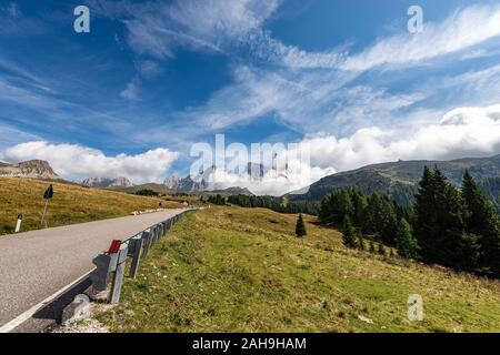 Passo Rolle e Dolomiti nelle Alpi Italiane (pale di San Martino e cimon della pala), patrimonio mondiale dell'UNESCO, Trentino Foto Stock