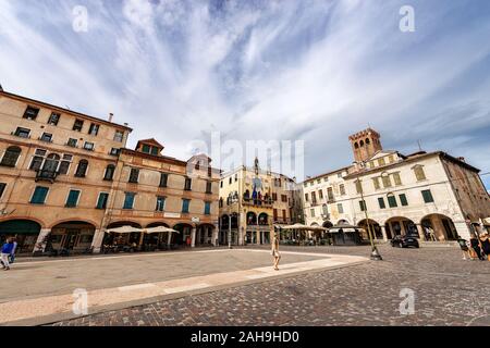 Da Piazza della Libertà (piazza della Libertà), il centro di Bassano del Grappa, città vecchia in Veneto, Vicenza, Italia, Europa Foto Stock