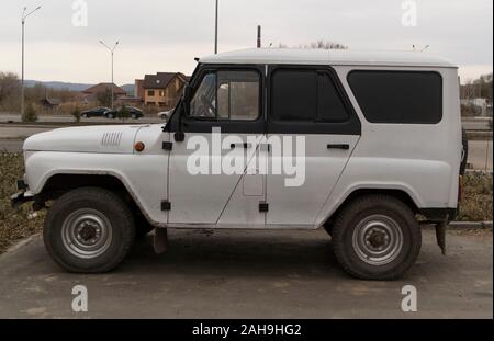 Un SUV. SUV bianco. Bianco auto. Foto Stock