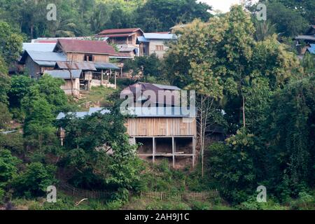 Villaggio sulla collina sopra il fiume Mekong, a nord di Luang Prabang, Laos Foto Stock