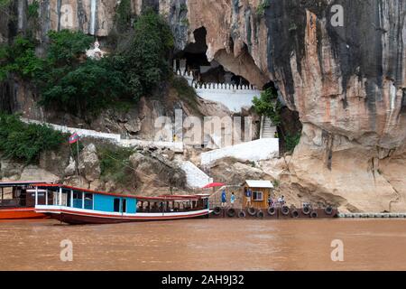 Barca fluviale ormeggiato a Pak Ou le grotte, Laos Foto Stock