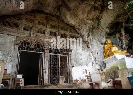 Ingresso alla grotta superiore a Pak Ou, Laos Foto Stock