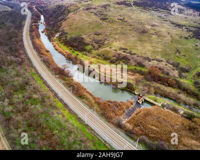 Drone shot su Markeli era un medievale bizantina e frontiera bulgara roccaforte, i cui ruderi sono situati nel comune di Karnobat, Bulgaria, Foto Stock